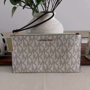NWT Michael Kors Jet Set Wristlet